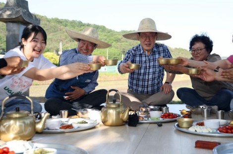 이앙기 몰고 모내기 체험…李대통령 "생각보다 잘하죠"