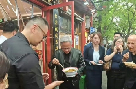 "맛있네" 30도 날씨에도 가죽 재킷 입고 '슥슥'…'베이징 먹방 스타' 젠슨 황