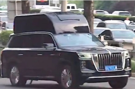 우뚝 솟은 지붕…'訪中' 트럼프 차량 행렬에 등장한 SUV 정체?