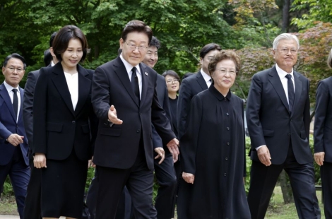 李대통령 "盧 못다 이룬 꿈 완수…기득권 반발 두려워 않고 개혁 추진"