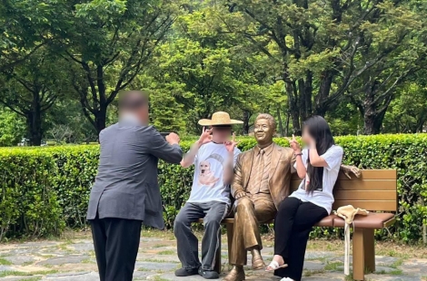 李대통령, 봉하마을 일베 사진 논란에…"사이트 폐쇄·징벌 배상 검토"