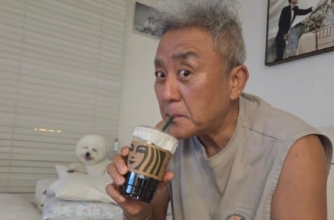 "스벅 사랑은 계속된다" 배우 최준용, 논란에도 인증샷