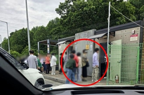 "남자가 하면 성추행 아니냐" 女화장실 줄 길다고 男화장실 들어간 여성들
