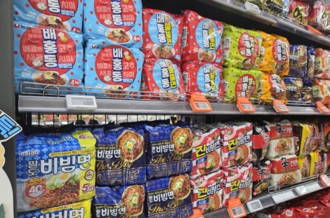 국물도 없고 양도 적어서 "한 봉지쯤이야" 했다가 '깜짝'…비빔면의 반전 [맛잘알X파일]