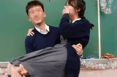 "최고의 담임 선생님"…'공주님 안기' 사진 확산에 교육계 충격, 발칵 뒤집힌 홍콩