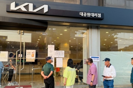 새벽부터 자동차 전시장에 줄 선 사람들…"제가 1등입니다" 뜨거운 '한 표의 열기'[르포]