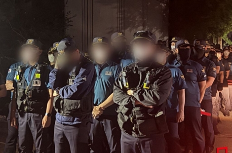 경찰 기동대까지 투입, 인파 수백명 몰려 투표함 반출 저지…잠실7동 투표소 4시간째 대치