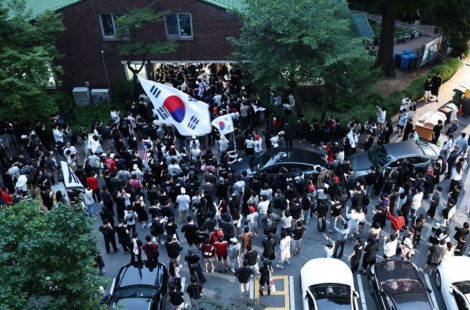 "부정선거" "개표 무효" 투표함 못 옮긴 잠실7동 '밤샘 대치'…경찰 470명 투입