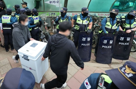 경찰 "잠실 투표함 반출 과정서 대학생 혼수상태…사실 아냐"