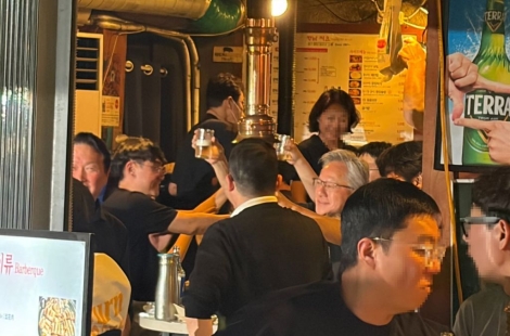 '막내' 구광모 물잔 채우고 '맏형' 최태원 술잔 채워…건배사는 "고 코리아! SK·LG·네이버"