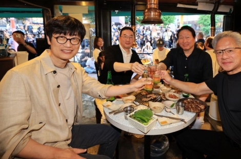 젠슨 황 '삼쏘 회동' 결제는 네이버가…시민들에 'HBM칩' 돌려(종합)