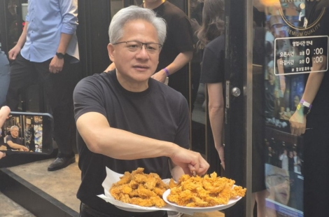 [속보] 젠슨 황 "AI시대 통신 네트워크 재창조…韓 통신사와 협력"