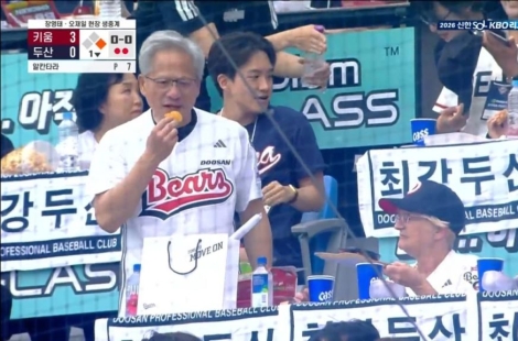 치맥·냉면 먹고 호두과자 선물받고…'젠슨 황 효과'에 웃는 외식업계