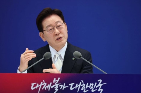 李대통령 "초격차 산업강국에 대대적 투자"…보유세 인상도 시사