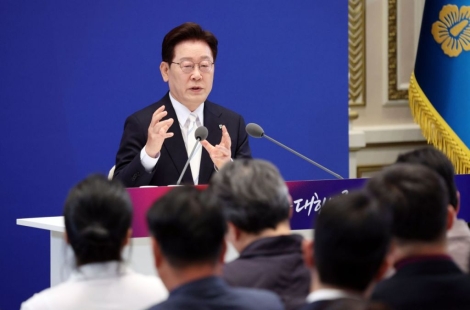 부동산 '누르고'·주식 '띄우고'·환율 '달래기'…李대통령이 보낸 신호