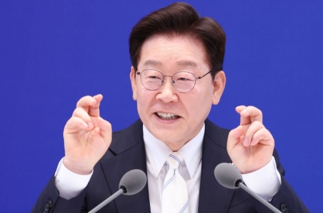 李 "골프·선거는 고개 들면 진다", "기자회견 또 하자"…167분 마라톤 회견