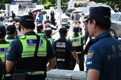 李대통령 "현장 경찰도 제복 입은 시민…잠실 시위, 감금·폭행 용납할 수 없는 일"