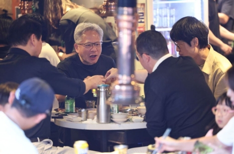 "한국은 시간 쪼개 방문했는데" 日 언론, 젠슨 황 일본 패싱에 충격