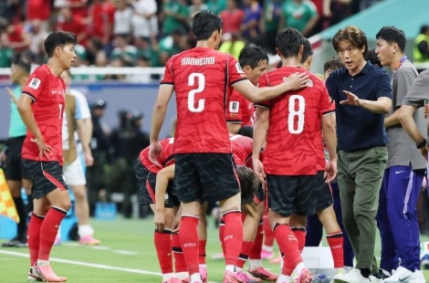 홍명보의 과감한 교체…"이래서 감독이 큰 돈 받는 것"