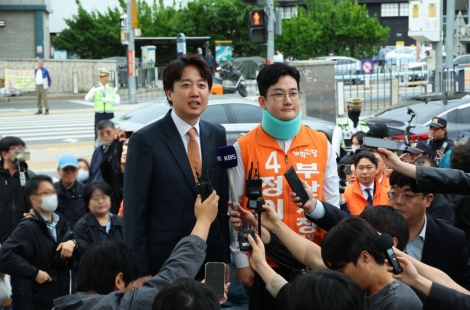 '음료 테러' 자작극이었나…경찰, 정이한 개혁신당 후보 수사