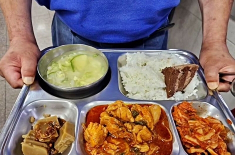 "줘도 안 먹어"…30년 헌신한 의인 게시물에 '밥 위에 케이크' 조롱 눈살