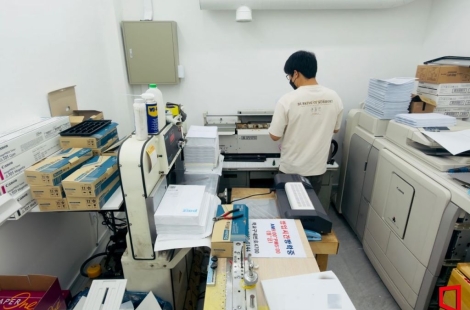 "매출 떨어져 속이 빠짝빠짝 탄다"…한 권 1.5㎏ 전공 서적 대신 스캔방, 책 말고 태블릿