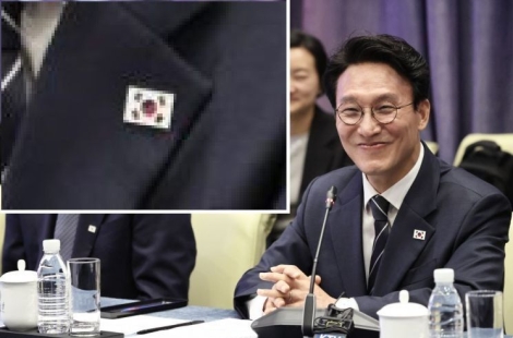 중국서 태극배지 거꾸로 단 김민석 총리…野 "국가 망신"