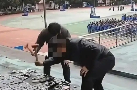 학생 보는 앞 휴대폰 100여대 박살낸 학교…中 교육당국도 "부적절"