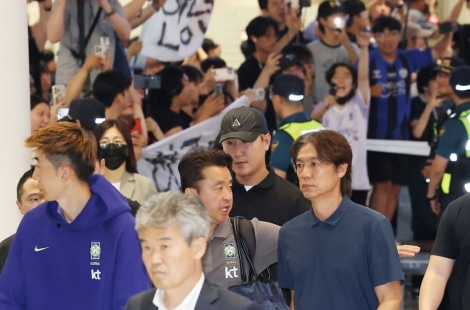홍명보 감독 등 축구 대표팀 고성·야유 속 귀국[2026월드컵]