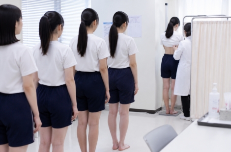 "학교에서 왜 속옷을 벗어야 하죠?"…'여학생 건강검진' 논란에 일본 발칵