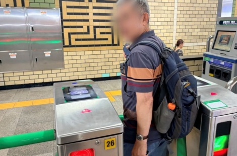 "2만보 뛰고 손에 쥔 9100원…이 일 하는 걸 숨기고 싶어요" 지하철 떠도는 백발 택배원들