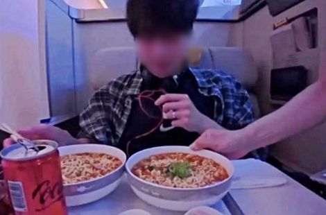 "승무원 진짜 극한직업"… 비즈니스석 '기내식 20번' 주문한 유튜버
