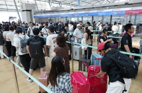 "인천공항서 중국인 수십명 새치기"…출국장 실태에 '지끈'