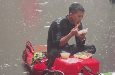 폭우 쏟아지는 홍수 현장서 '빗물 범벅' 도시락 먹는 소방관…中 누리꾼 감동