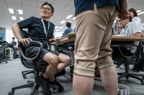 "아저씨는 제발 좀, 보기 괴로워요"…공무원 '반바지 출근' 허용에 논란인 日