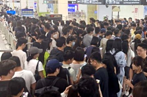 "출근시간에 미친 건가" 지하철 보안검문 도입…신체검사까지 진행하자 폭발한 중국 시민들