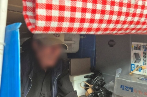 "아픈 다리에 스스로 침 놓으며 버틴다"…서울역 지하도, 통계도 없는 이들의 실체