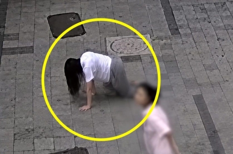 대낮에 길바닥서 네발로 기고 구르고…수원역 20대女, 충격적 행동 이유