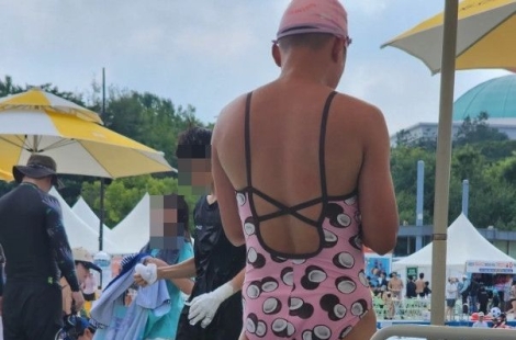 한강 수영장에 분홍 원피스 입은  남성? "아이들 북적이는데" 갑론을박