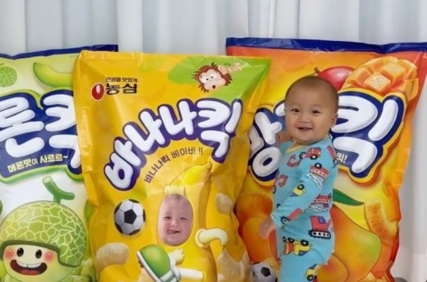 조회수 2580만 '바나나킥 아기'에 농심도 '심쿵'…키보다 큰 대형 바나나킥 전달