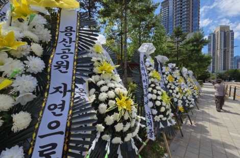 "빈 땅 아냐, 집은 딴 곳에 지어라" 300개 근조화환으로 뒤덮인 용산공원
