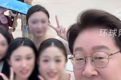 "한국 대통령 정말 친절했다"…李와 셀카 찍은 中관광객 후기에 온라인 '들썩'