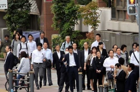 "노후 걱정 한시름 놓겠네" 65세 넘어도 정규직…시니어 인재 붙잡는 日 기업