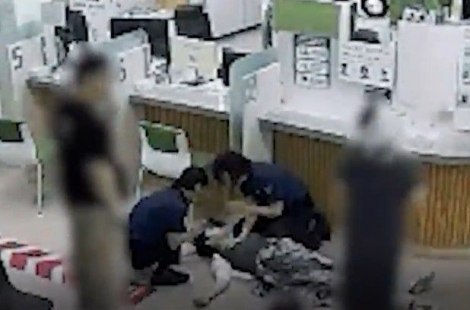갑자기 경찰서 민원실서 '털썩' 쓰러진 여성…경찰관 6분 CPR이 살렸다