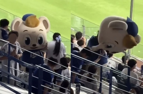 "큰 사고 날 뻔" 야구장 마스코트 밀친 관중에 공분…父 사과