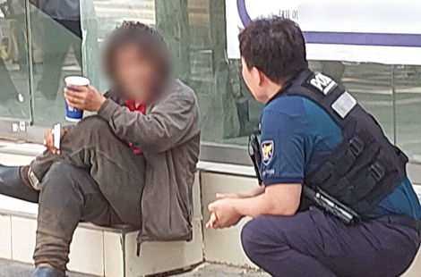 "도움 필요 없다" 다리 괴사에도 버틴 노숙인…두 달간 찾아간 경찰에 마음 열어