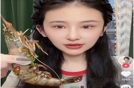 "이 행동이 죽음 불렀다"…오리알 60~70개 먹방 100만 中인플루언서 사망