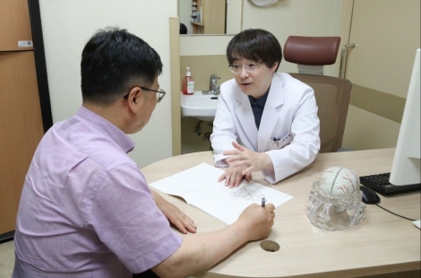 "아버지, 이제 한시름 덜었어요" 1시간에서 15초…확 바뀌는 치료현장[치매치료의 새 길]① 