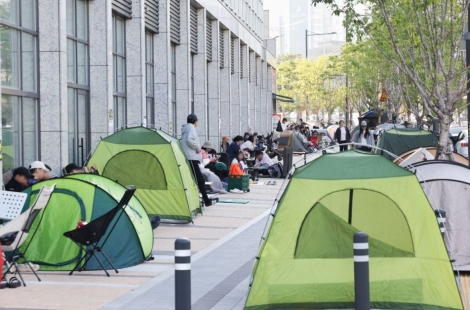 "대체 어디 아파트길래" 전세 계약 위해 이틀 밤샘 '오픈 런'…텐트까지 등장