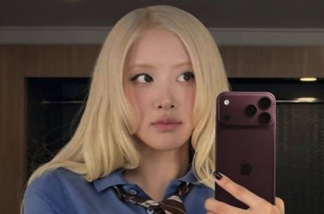 갤럭시 모델로 활동했던 로제, 신형 아이폰 셀카에 삼성 도발 "우리에게 물어보지"
